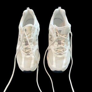 New Balance 530s ~ Unisex ~ White & Tan ~ Size 6.5 M/8 W